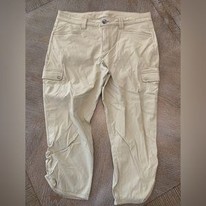 Eddie Bauer hiking pants Beige Size 8 cargo capri pants waist 32” inseam 20”